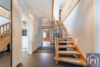 Modernes & großzügiges Haus mit Einliegerwohnung und PV-Anlage - Treppe in die obere Ebene
