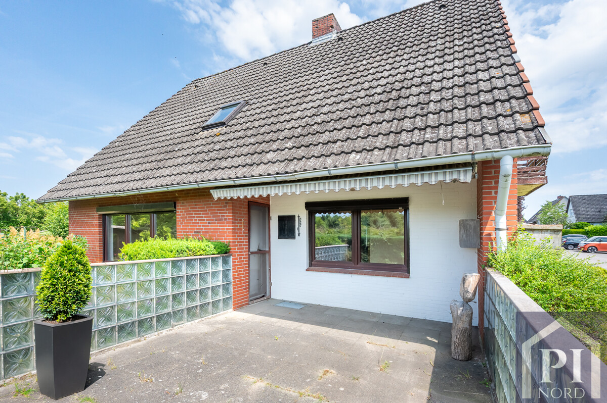 Erhöhte Terrasse am Feldrand