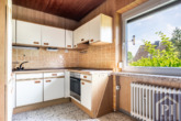 Küche mit Blick in den Vorgarten