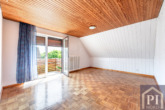 Schlafzimmer mit Zugang zum Balkon und Blick auf die Felder