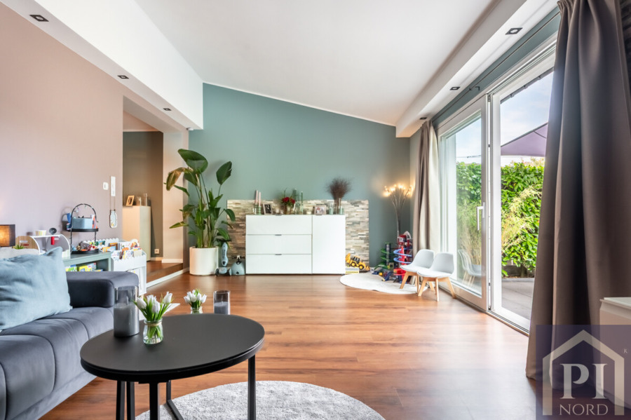 Helles Wohnzimmer mit großer Terassen Schiebetür