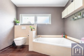 Große Eckbadewanne für die ganze Familie