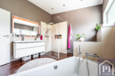 Großes Badezimmer mit Fußbodenheizung