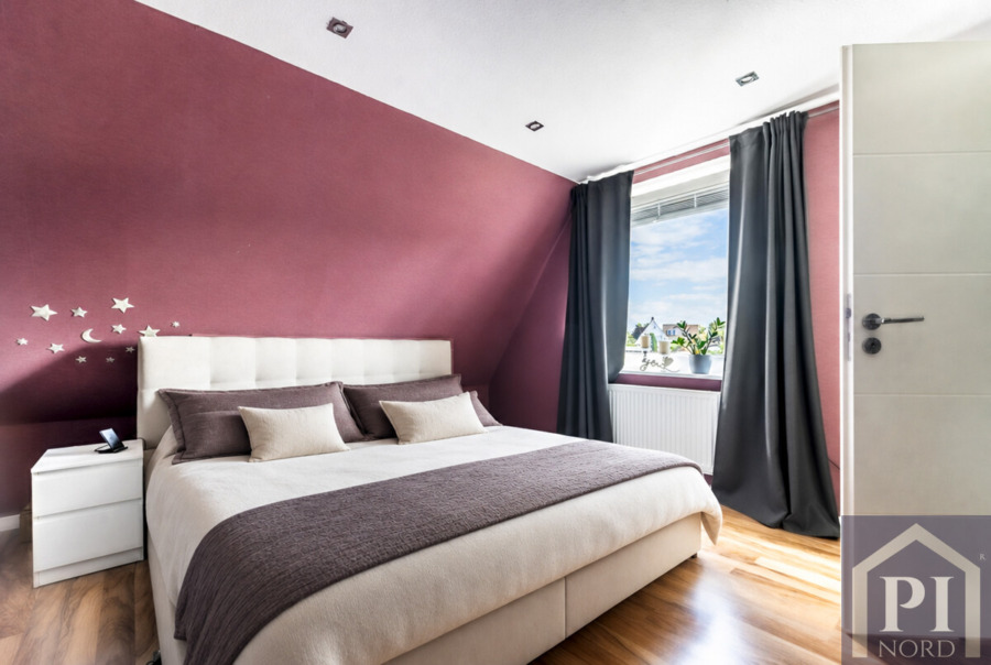 Geräumiges Elternschlafzimmer