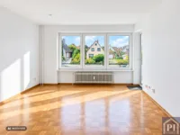 Lichtdurchflutetes Wohnzimmer mit Zugang zum Balkon