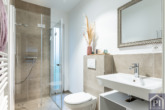 Modernes Gästebad mit Dusche