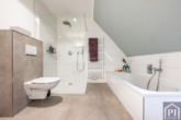 Schickes, modernes Badezimmer