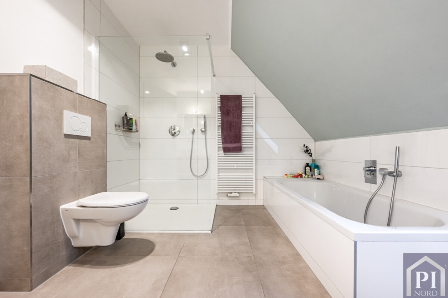 Schickes, modernes Badezimmer