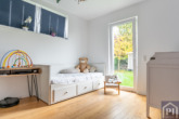 Gästezimmer mit bodentiefem Fenster