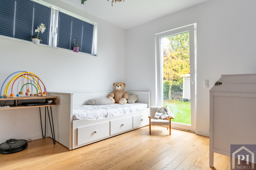 Gästezimmer mit bodentiefem Fenster