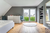 Schlafzimmer mit angrenzendem Ankleidezimmer