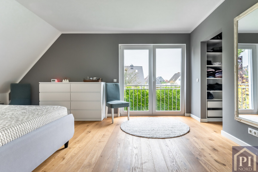 Schlafzimmer mit angrenzendem Ankleidezimmer