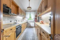 Küche mit Zugang zum Keller