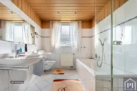 Badezimmer mit Wanne und Dusche
