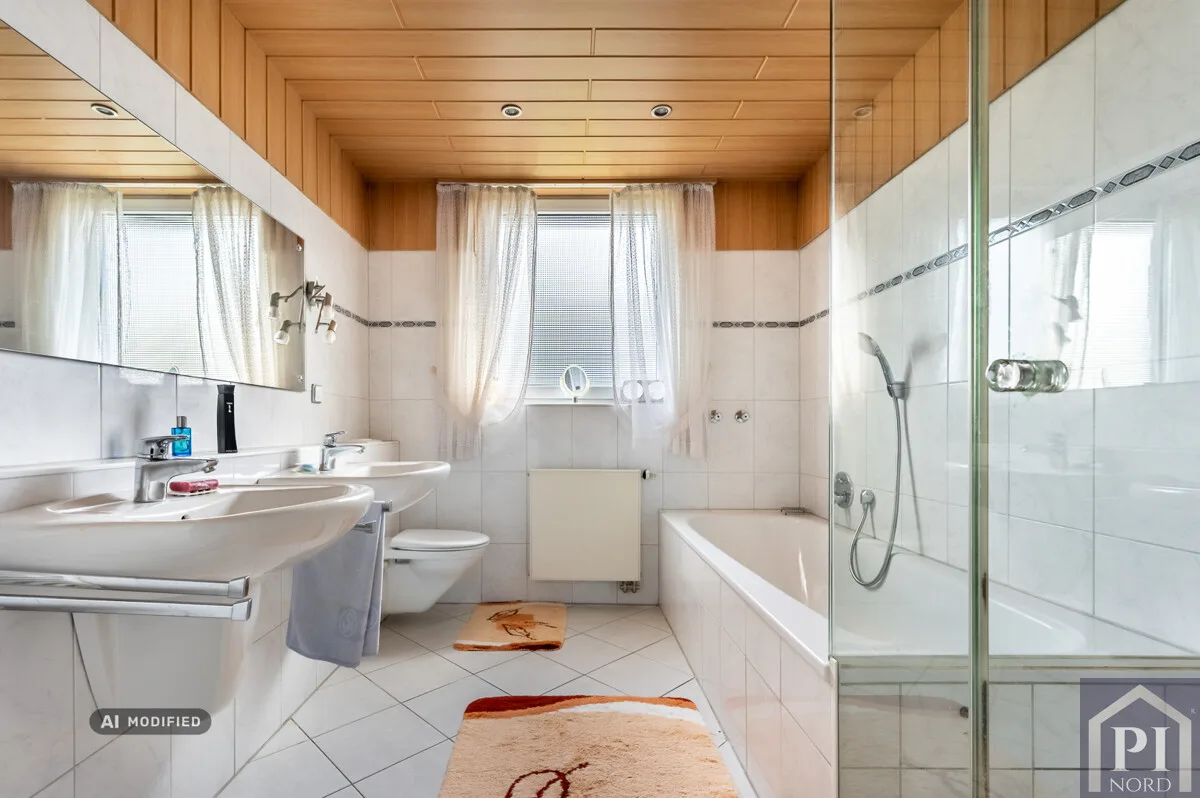 Badezimmer mit Wanne und Dusche