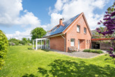 Hausansicht mit weitläufigem Garten