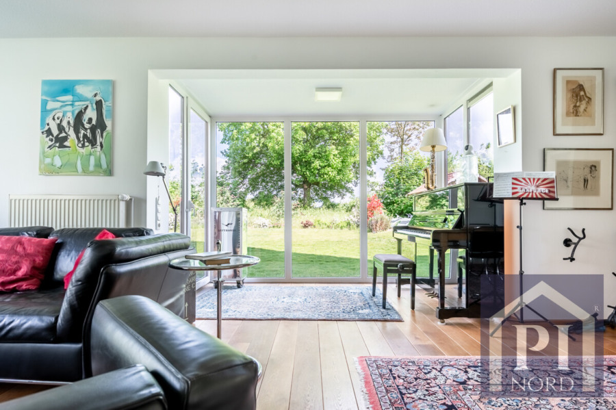Bodentiefe Fenster mit Blick in den Garten