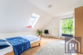 1. Kinderzimmer mit Balkonzugang und Dachflächenfenster