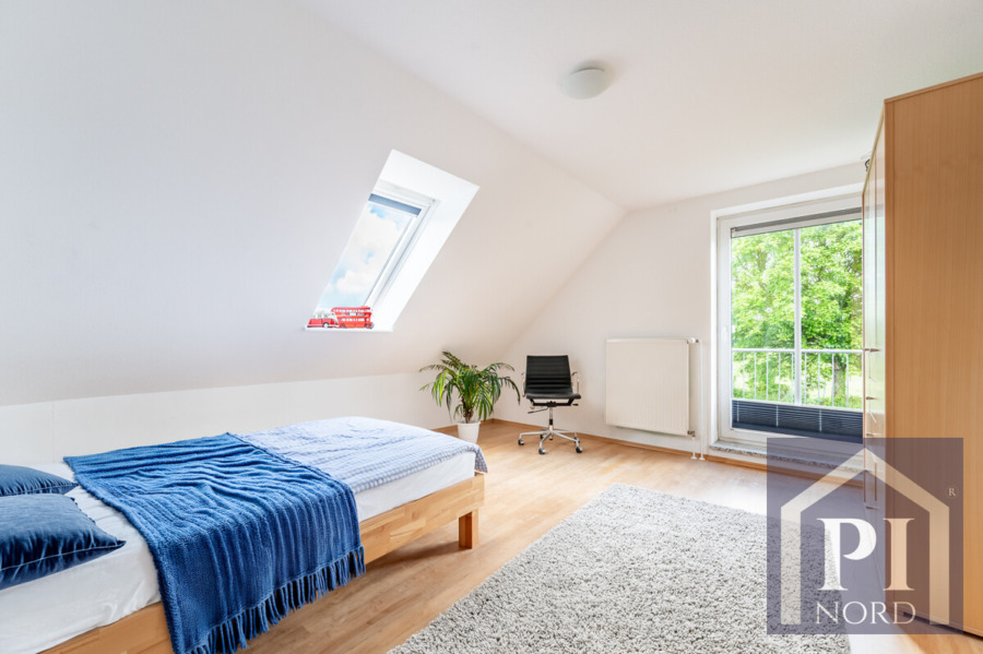 1. Kinderzimmer mit Balkonzugang und Dachflächenfenster