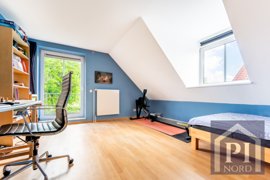 2. Kinderzimmer mit Balkonzugang und Gaube