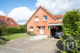Hausansicht mit Carport und weiteren Außenstellplätzen