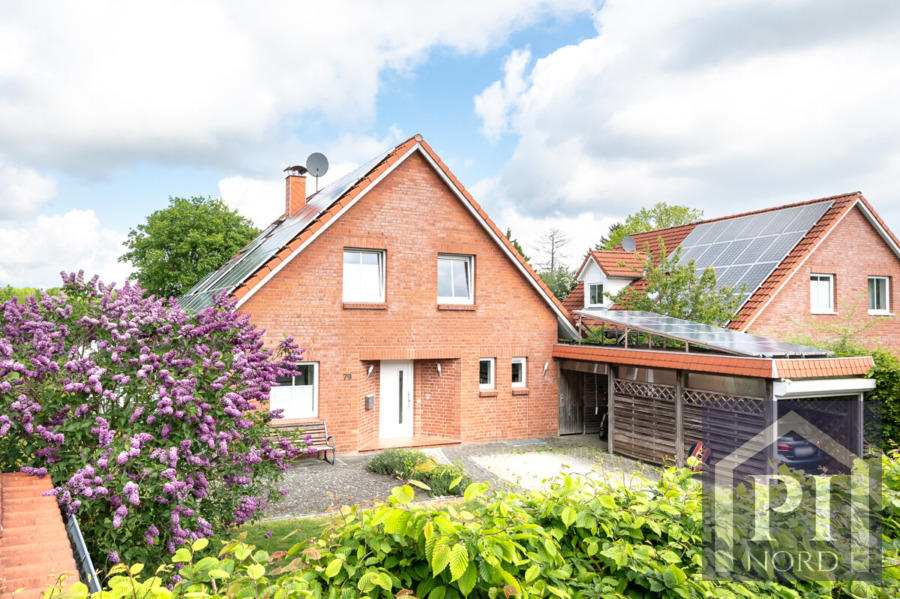 Einfamilienhaus mit Photovoltaikanlage und Solarthermie