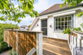 Gepflegte Dachterrasse mit Holzbelag
