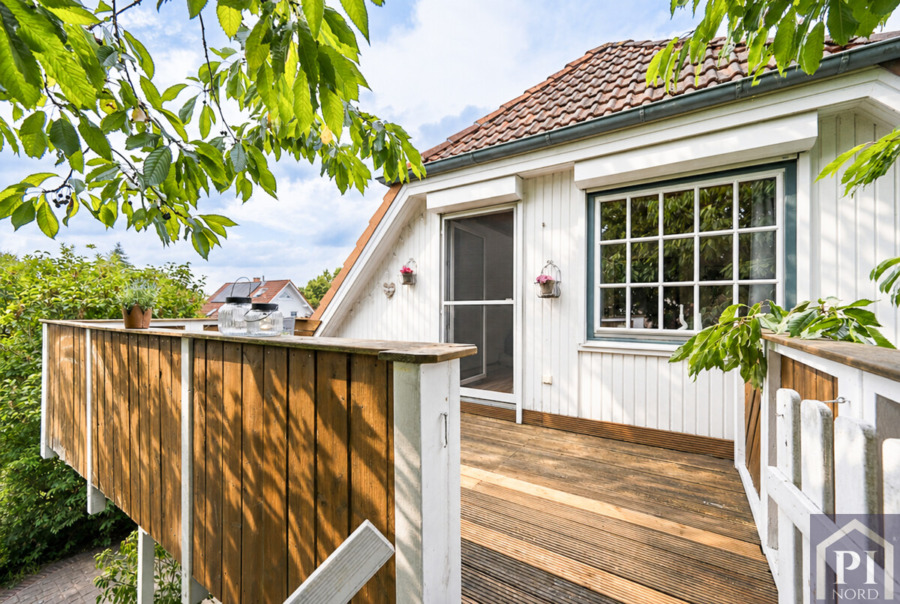 Gepflegte Dachterrasse mit Holzbelag