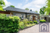 Haupteingang mit großem Vorplatz
