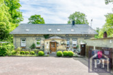 Großer Vorplatz (rechts die Garage)