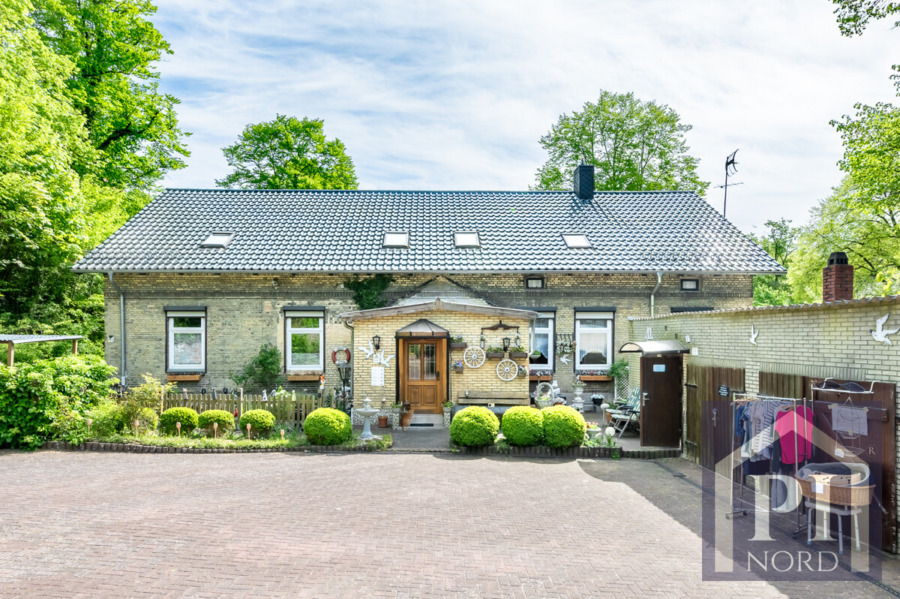 Großer Vorplatz (rechts die Garage)