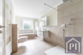 Großes Badezimmer mit Wanne