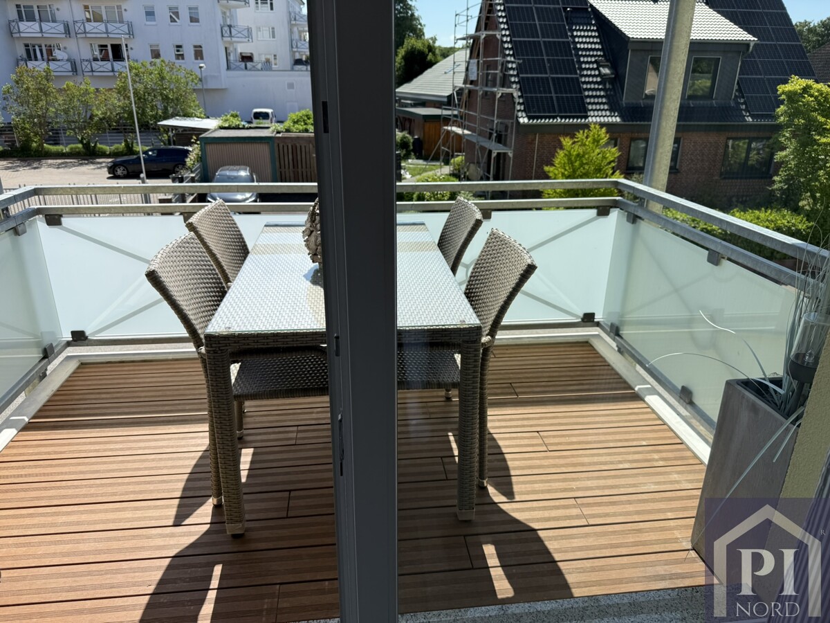 Sonniger Balkon mit hochwertigem Bodenbelag
