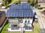 Großflächige Photovoltaikanlage auf dem Dach