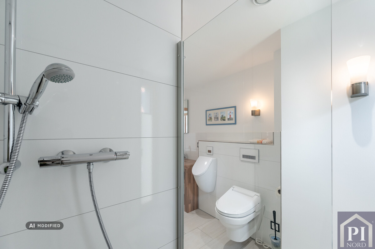 ...mit Dusche und hochwertigen Sanitärobjekten