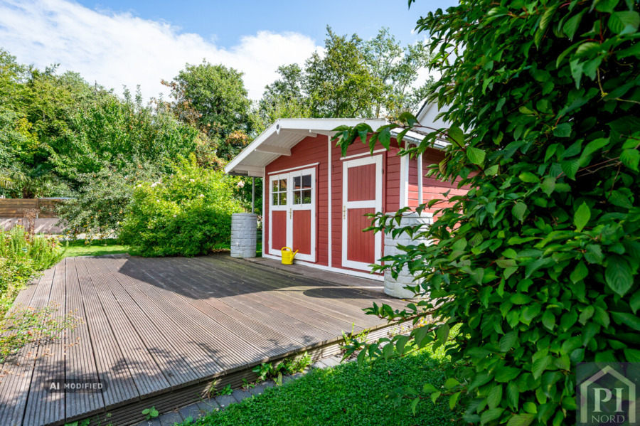 Gartenbereich mit Holzterrasse und Gartenhaus