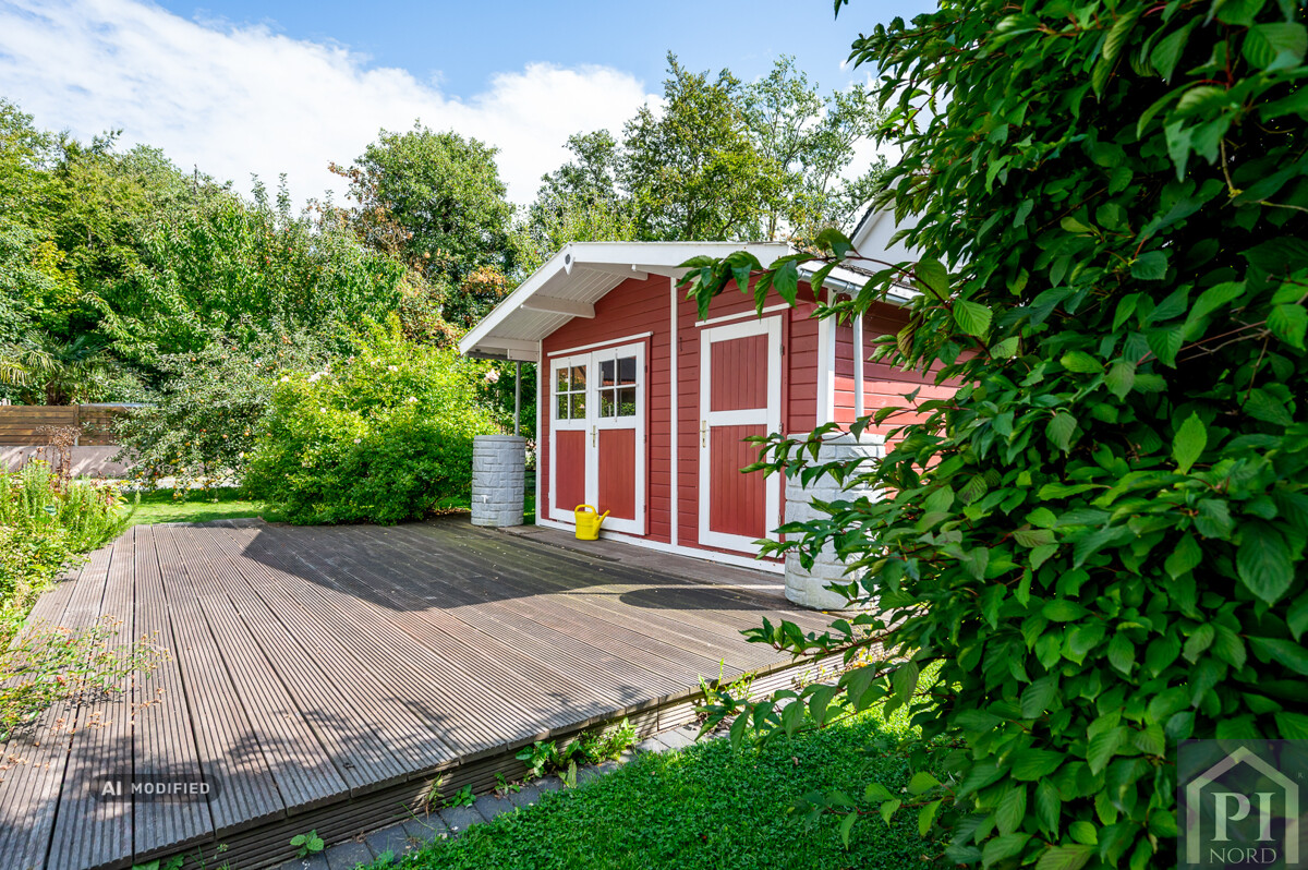 Gartenbereich mit Holzterrasse und Gartenhaus