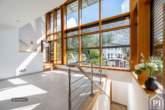 Heller Wohnbereich mit großer Fensterfront