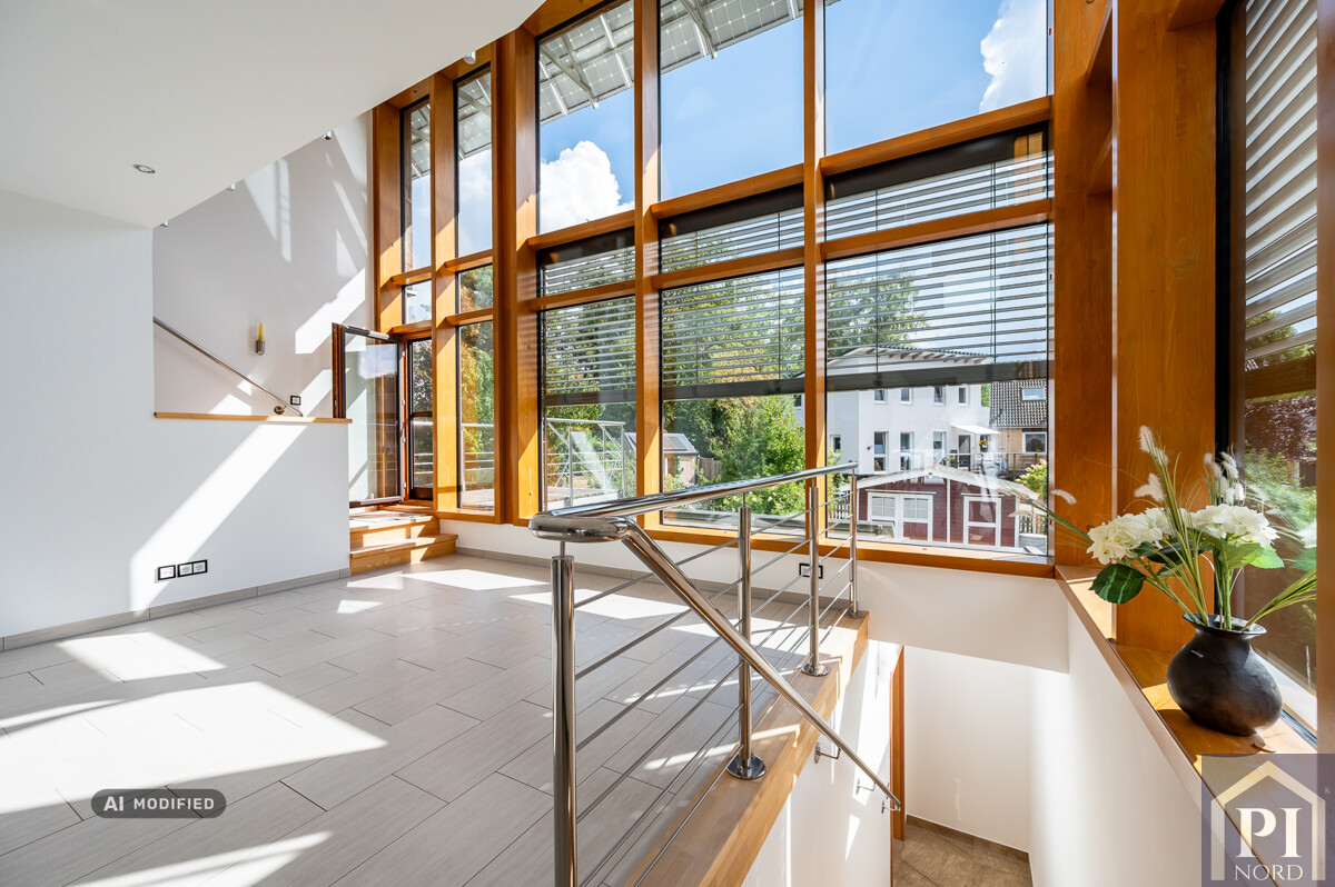 Heller Wohnbereich mit großer Fensterfront