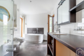 Großzügiges Badezimmer mit Dusche