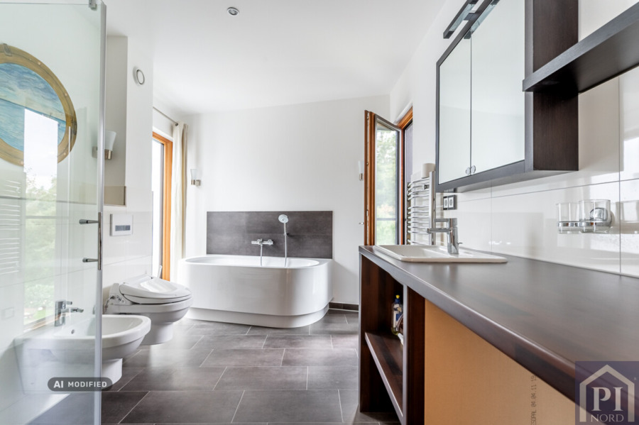 Großzügiges Badezimmer mit Dusche