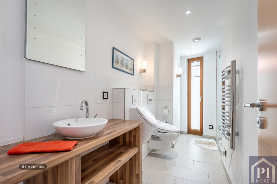 Helles, modern ausgestattetes Badezimmer