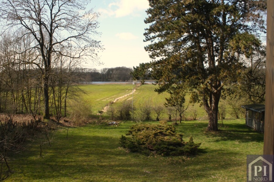 Traumhafter Garten mit Seeblick