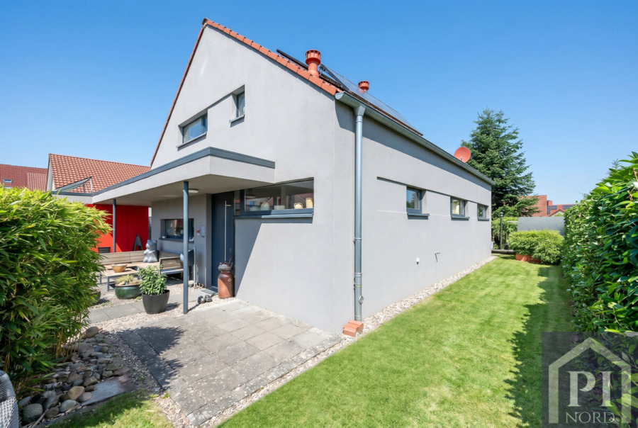 Terrasse vor dem Haus zum Teil überdacht