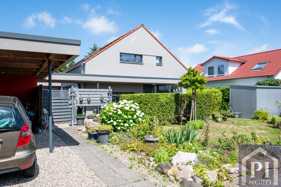 Hohes Carport und große Eingangsüberdachung
