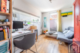 Gästezimmer mit Lichtband zur Straße