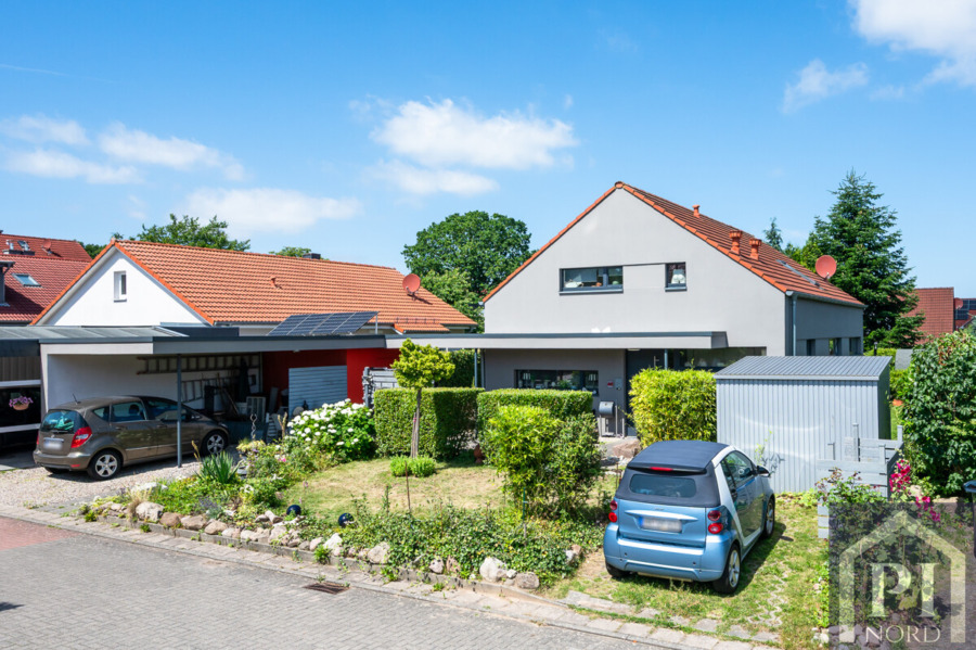 Carport und Stellplatz vor dem Haus