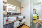 Doppelwaschbecken und Dusche