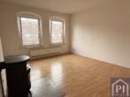 Wohnzimmer mit hohen Decken