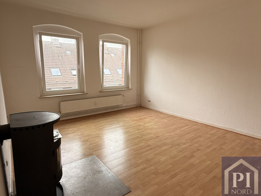Wohnzimmer mit hohen Decken
